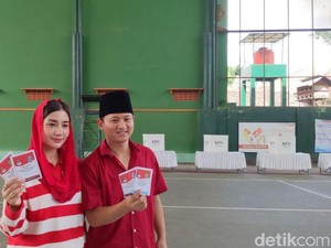 Calon Tunggal Trenggalek Ipin Nyoblos Bareng Istri di TPS Surodakan