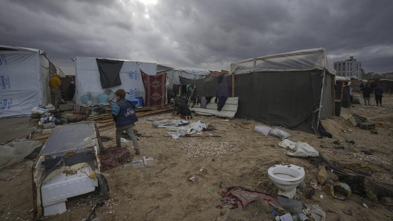 A Palestinian boy loads onto a cart items recovered from the rubble at the site of an Israeli attack on a house, during the ongoing conflict between Israel and Hamas, in Gaza City, November 26, 2024. REUTERS/Mahmoud Issa