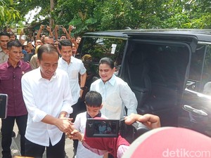 Jokowi-Iriana Nyoblos Bareng Jan Ethes di Solo, Kompak Berbaju Putih