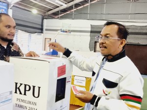 Diguyur Hujan, Ilyas Sitorus Tetap Antusias Gunakan Hak Pilih di TPS 3 Inalum