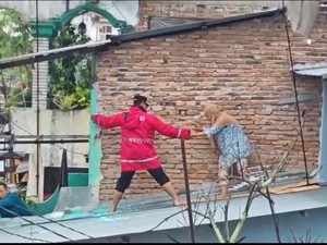 Aksi Kapolrestabes Medan Naik Atap Rumah Evakuasi Nenek Terjebak Banjir