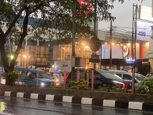 Depok Hujan Deras, Lalin di Jl Margonda Raya Macet Panjang