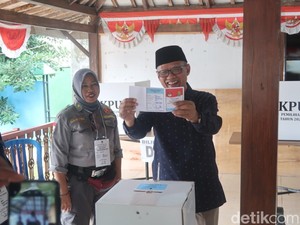 Ketum PP Muhammadiyah Haedar Nashir Nyoblos di TPS Kasihan Bantul