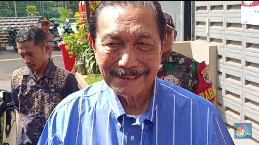 Luhut Binsar Pandjaitan usai menggunakan hak pilihnya dalam Pilkada Pemilihan umum kepala daerah Jakarta di TPS 04 Jakarta, Rabu, 27/11. (վ/Martya Sari)