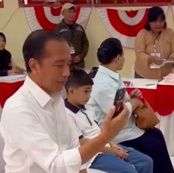 Ditemani Jan Ethes, Begini Momen Jokowi Saat Nyoblos di TPS Solo