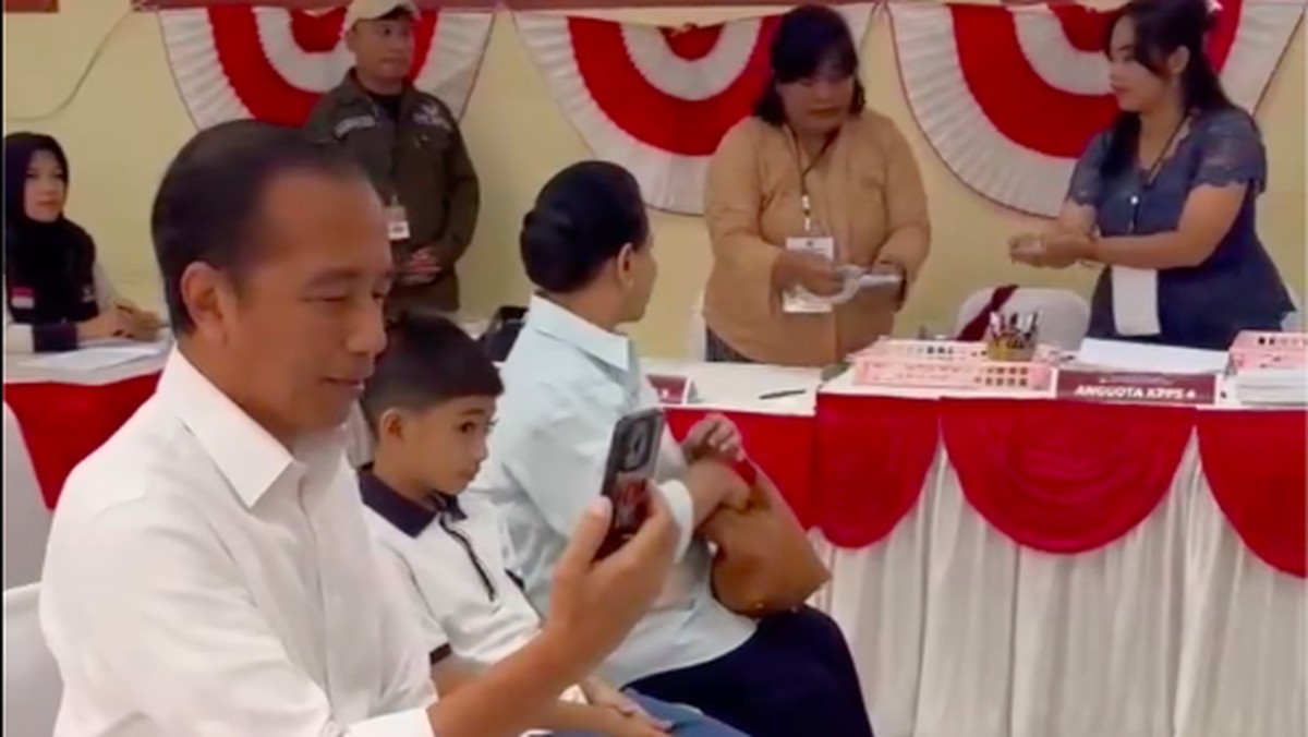 Jokowi dan Jan Ethes: Momen Spesial Saat Nyoblos di TPS Solo!