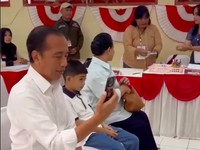 Ditemani Jan Ethes, Begini Momen Jokowi Saat Nyoblos di TPS Solo