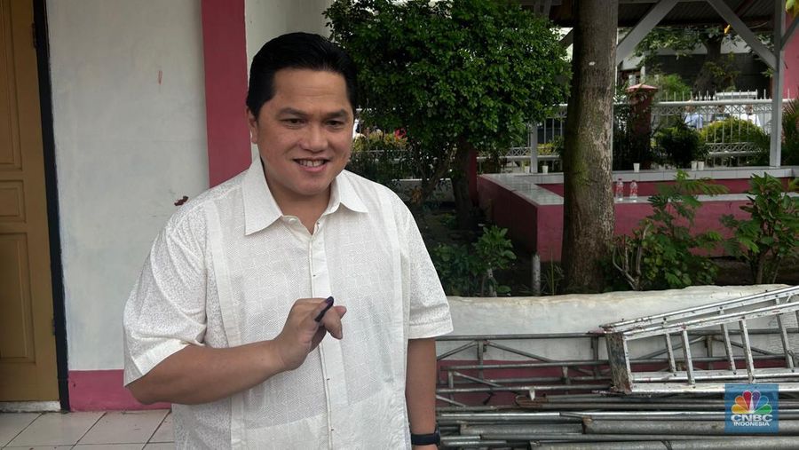 Menteri BUMN Erick Thohir usai menggunakan hak pilihnya dalam Pilkada Pemilihan umum kepala daerah Jakarta. (CNBC Indonesia/zefanya Aprilia)