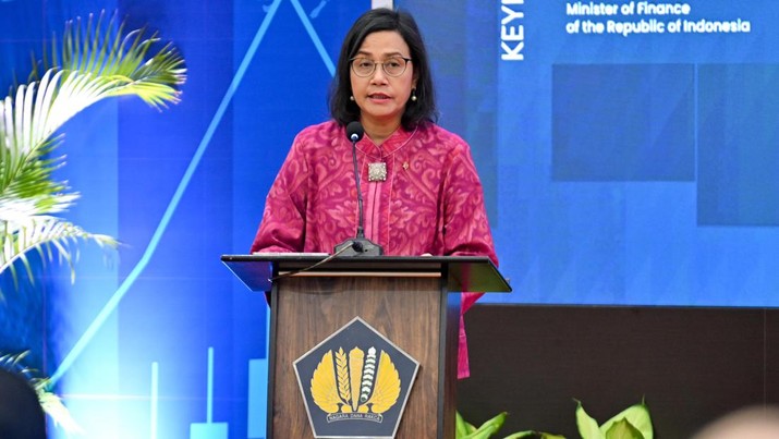 Menteri Keuangan Sri Mulyani Indrawati memberikan sambutan dalam peluncuran OECD Economic Survey of Indonesia 2024 (Survei Ekonomi OECD Indonesia 2024), di Aula Djuanda Kementerian Keuangan, Jakarta, Rabu (27/11/2024).