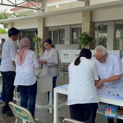 Pakai Baju Abu-abu, Sri Mulyani Nyoblos Pilkada 2024 di Bintaro