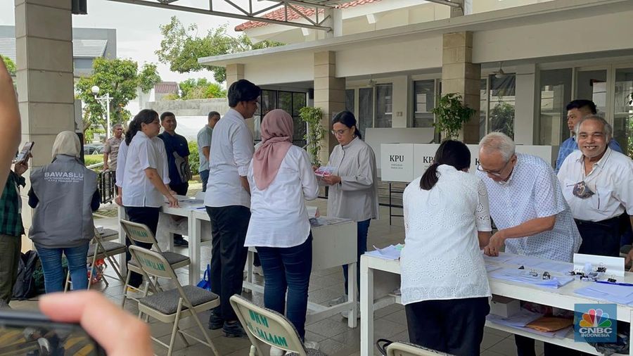 Menteri Keuangan Sri Mulyani menggunakan hak pilihnya dalam Pilkada Pemilihan umum kepala daerah Jakarta. (վ/Romys)