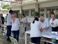 Pakai Baju Abu-abu, Sri Mulyani Nyoblos Pilkada 2024 di Bintaro