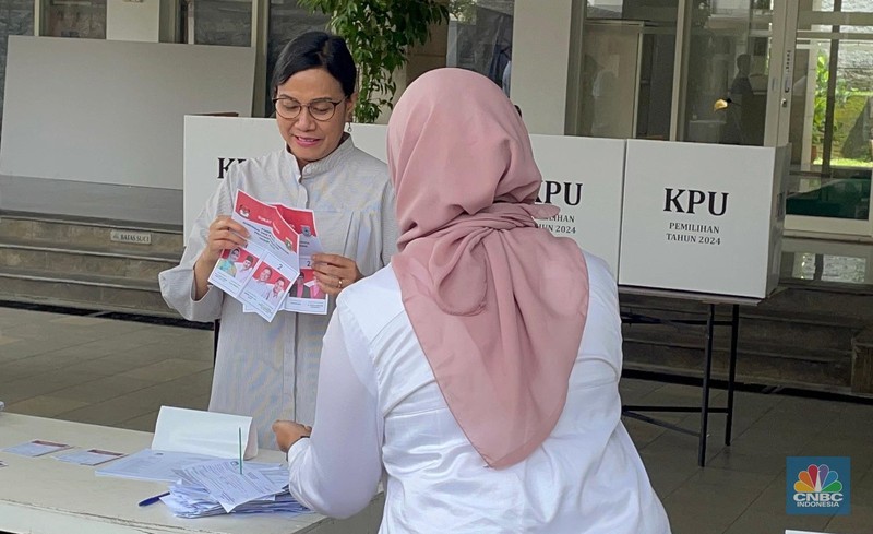 Menteri Keuangan Sri Mulyani menggunakan hak pilihnya dalam Pilkada Pemilihan umum kepala daerah Jakarta. (CNBC Indonesia/Romys)