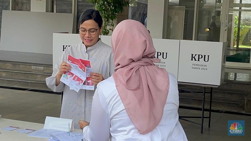 Menteri Keuangan Sri Mulyani menggunakan hak pilihnya dalam Pilkada Pemilihan umum kepala daerah Jakarta. (CNBC Indonesia/Romys)