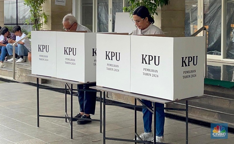Menteri Keuangan Sri Mulyani menggunakan hak pilihnya dalam Pilkada Pemilihan umum kepala daerah Jakarta. (CNBC Indonesia/Romys)