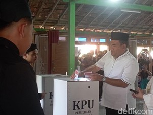 Bupati Blora Nyoblos di Seren Bareng Istri dan Anak: Optimis ASRI Menang Mutlak