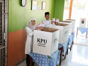 Cabup Petahana Demak Eistianah Nyoblos di TPS 1, Ikut Antre Bareng Warga