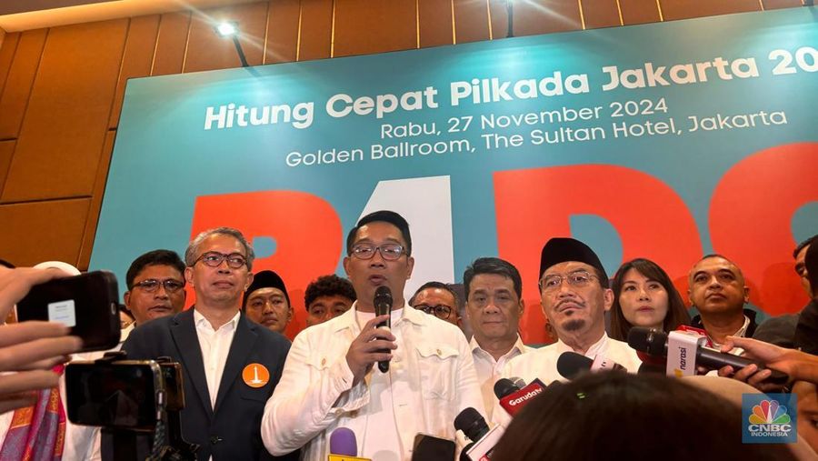 Pasangan Calon Gubernur dan Wakil Gubernur DKI Jakarta nomor urut 1 Ridwan Kamil - Suswono (RIDO) memberikan keterangan kepada media di Hotel Sultan, Jakarta Pusat, Rabu (27/11/2024). (²©²ÊÍøÕ¾/Mentari Puspadini)