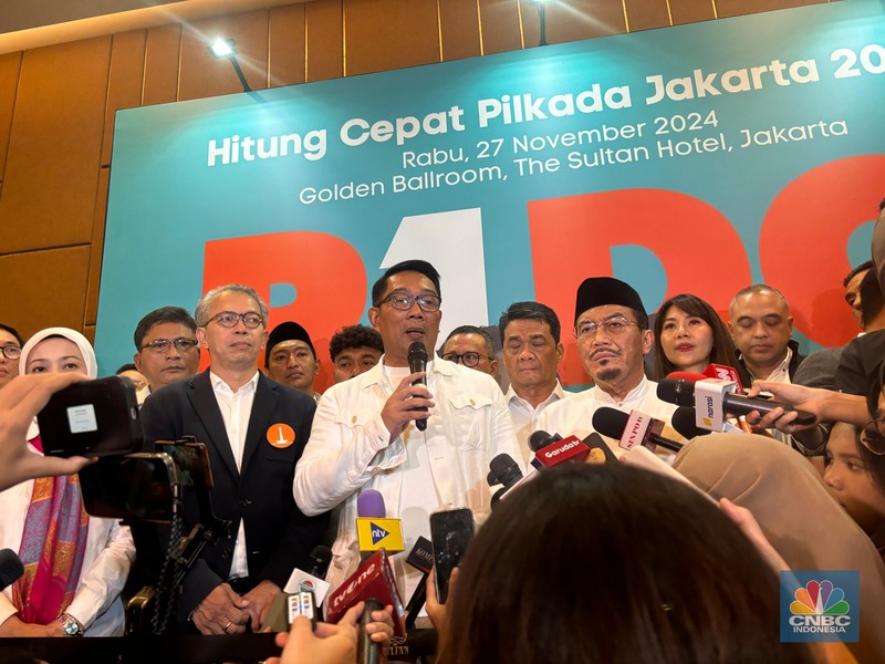 Pasangan Calon Gubernur dan Wakil Gubernur DKI Jakarta nomor urut 1 Ridwan Kamil - Suswono (RIDO) memberikan keterangan kepada media di Hotel Sultan, Jakarta Pusat, Rabu (27/11/2024). Pasangan Calon Gubernur dan Wakil Gubernur DKI Jakarta nomor urut 1 Ridwan Kamil - Suswono (RIDO) memberikan keterangan kepada media di Hotel Sultan, Jakarta Pusat, Rabu (27/11/2024). (CNBC Indonesia/Mentari Puspadini)