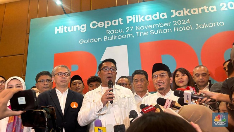 Pasangan Calon Gubernur dan Wakil Gubernur DKI Jakarta nomor urut 1 Ridwan Kamil - Suswono (RIDO) memberikan keterangan kepada media di Hotel Sultan, Jakarta Pusat, Rabu (27/11/2024). (CNBC Indonesia/Mentari Puspadini)