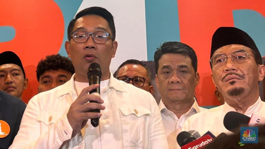 Pasangan Calon Gubernur dan Wakil Gubernur DKI Jakarta nomor urut 1 Ridwan Kamil - Suswono (RIDO) memberikan keterangan kepada media di Hotel Sultan, Jakarta Pusat, Rabu (27/11/2024). (CNBC Indonesia/Mentari Puspadini)