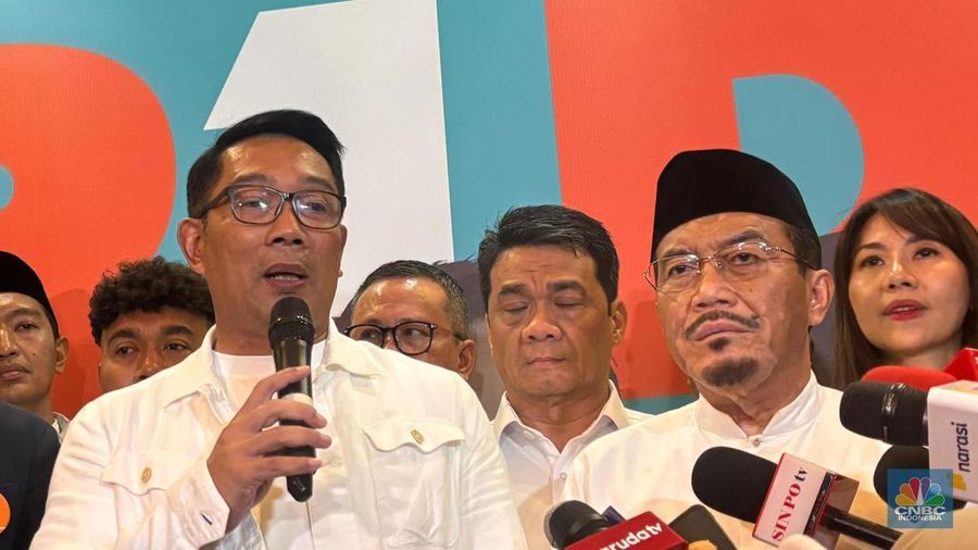 Pasangan Calon Gubernur dan Wakil Gubernur DKI Jakarta nomor urut 1 Ridwan Kamil - Suswono (RIDO) memberikan keterangan kepada media di Hotel Sultan, Jakarta Pusat, Rabu (27/11/2024). (²©²ÊÍøÕ¾/Mentari Puspadini)