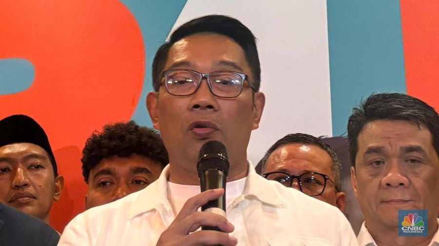 Pasangan Calon Gubernur dan Wakil Gubernur DKI Jakarta nomor urut 1 Ridwan Kamil - Suswono (RIDO) memberikan keterangan kepada media di Hotel Sultan, Jakarta Pusat, Rabu (27/11/2024). (վ/Mentari Puspadini)