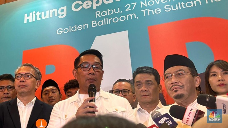 Pasangan Calon Gubernur dan Wakil Gubernur DKI Jakarta nomor urut 1 Ridwan Kamil - Suswono (RIDO) memberikan keterangan kepada media di Hotel Sultan, Jakarta Pusat, Rabu (27/11/2024). (CNBC Indonesia/Mentari Puspadini)