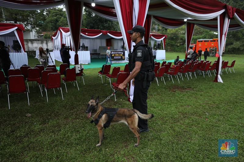 Pasukan pengamanan Presiden (Paspampres) melakukan sterilisasi di lokasi Tempat Pemungutan Suara (TPS) 08, Kampung Curug, Desa Bojong Koneng, Kecamatan Babakan Madang, Kabupaten Bogor, Jawa Barat, Rabu (27/11/2024). (CNBC Indonesia/Tri Susilo)