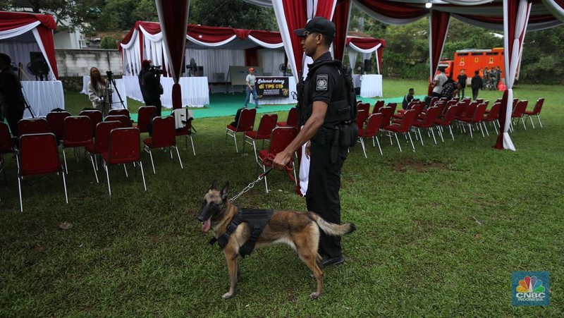 Pasukan pengamanan Presiden (Paspampres) melakukan sterilisasi di lokasi Tempat Pemungutan Suara (TPS) 08, Kampung Curug, Desa Bojong Koneng, Kecamatan Babakan Madang, Kabupaten Bogor, Jawa Barat, Rabu (27/11/2024). (CNBC Indonesia/Tri Susilo)