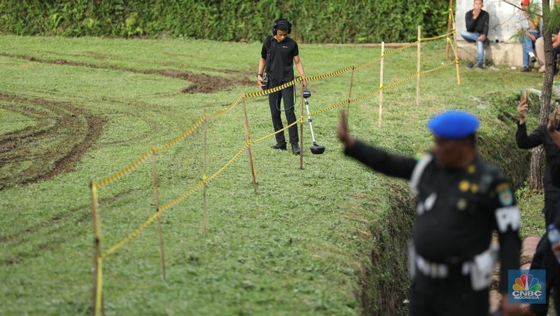 Pasukan pengamanan Presiden (Paspampres) melakukan sterilisasi di lokasi Tempat Pemungutan Suara (TPS) 08, Kampung Curug, Desa Bojong Koneng, Kecamatan Babakan Madang, Kabupaten Bogor, Jawa Barat, Rabu (27/11/2024). (CNBC Indonesia/Tri Susilo)