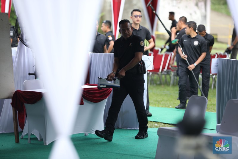 Pasukan pengamanan Presiden (Paspampres) melakukan sterilisasi di lokasi Tempat Pemungutan Suara (TPS) 08, Kampung Curug, Desa Bojong Koneng, Kecamatan Babakan Madang, Kabupaten Bogor, Jawa Barat, Rabu (27/11/2024). (CNBC Indonesia/Tri Susilo)