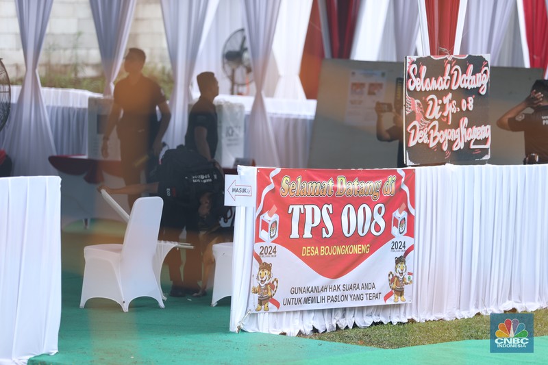 Pasukan pengamanan Presiden (Paspampres) melakukan sterilisasi di lokasi Tempat Pemungutan Suara (TPS) 08, Kampung Curug, Desa Bojong Koneng, Kecamatan Babakan Madang, Kabupaten Bogor, Jawa Barat, Rabu (27/11/2024). (CNBC Indonesia/Tri Susilo) Pasukan pengamanan Presiden (Paspampres) melakukan sterilisasi di lokasi Tempat Pemungutan Suara (TPS) 08, Kampung Curug, Desa Bojong Koneng, Kecamatan Babakan Madang, Kabupaten Bogor, Jawa Barat, Rabu (27/11/2024). (CNBC Indonesia/Tri Susilo)
