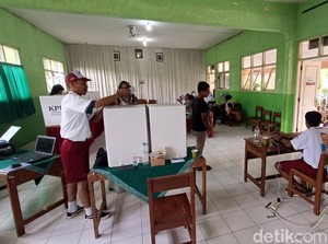 Petugas TPS di Patikraja Banyumas Kompak Tampil Unyu Pakai Seragam SD