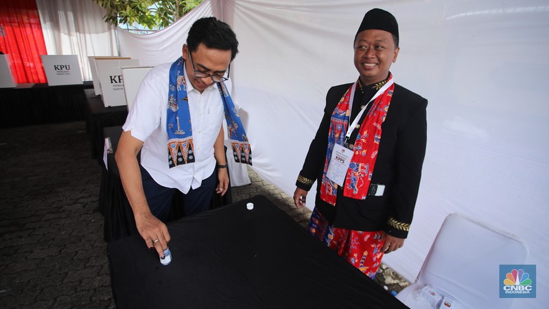 Warga menggunakan hak pilihnya dalam Pilkada Pemilihan umum kepala daerah Jakarta di TPS 046 Cipete Selatan, Jakarta, Rabu, 27/11. (CNBC Indonesia/Faisal Rahman) Warga menggunakan hak pilihnya dalam Pilkada Pemilihan umum kepala daerah Jakarta di TPS 046 Cipete Selatan, Jakarta, Rabu, 27/11. (CNBC Indonesia/Faisal Rahman)
