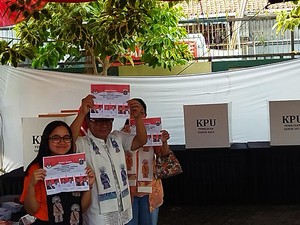 Pramono Bareng Anak-Istri Nyoblos di TPS 046 Cipete Jaksel