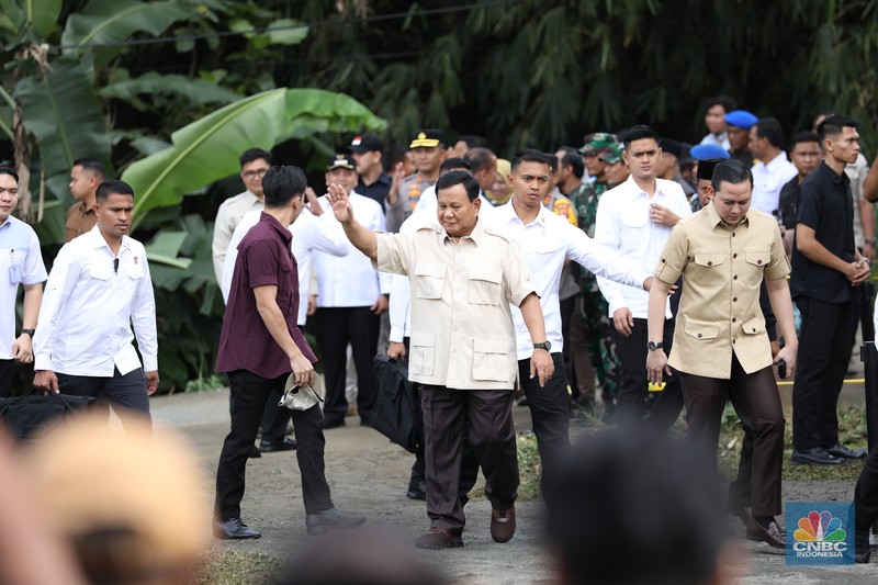 Presiden Prabowo Subianto sudah menunaikan hak pilihnya dalam pilkada serentak 2024 di TPS 08, Desa Bojongkoneng, Babakan Madang, Kabupaten Bogor, Provinsi Jawa Barat, Rabu (27/11/2024). (CNBC Indonesia/Tri Susilo)