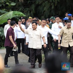 Prabowo Tiba di TPS 08 Bojongkoneng, Pakai Kemeja Safari Cokelat
