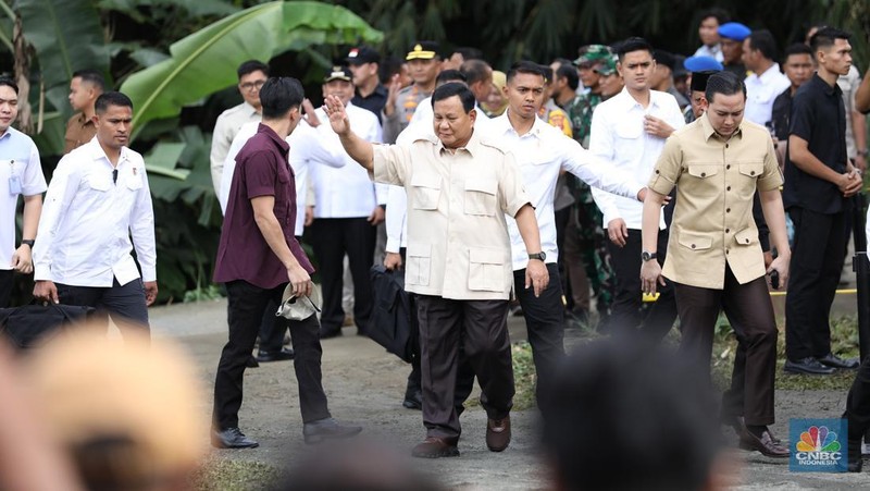 Presiden Prabowo Subianto sudah menunaikan hak pilihnya dalam pilkada serentak 2024 di TPS 08, Desa Bojongkoneng, Babakan Madang, Kabupaten Bogor, Provinsi Jawa Barat, Rabu (27/11/2024). (CNBC Indonesia/Tri Susilo)