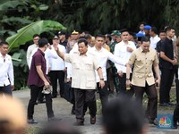 Prabowo Tiba di TPS 08 Bojongkoneng, Pakai Kemeja Safari Cokelat