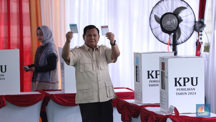 Presiden Prabowo Subianto sudah menunaikan hak pilihnya dalam pilkada serentak 2024 di TPS 08, Desa Bojongkoneng, Babakan Madang, Kabupaten Bogor, Provinsi Jawa Barat, Rabu (27/11/2024). (CNBC Indonesia/Tri Susilo)