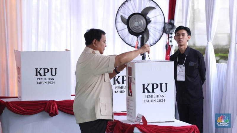 Presiden Prabowo Subianto sudah menunaikan hak pilihnya dalam pilkada serentak 2024 di TPS 08, Desa Bojongkoneng, Babakan Madang, Kabupaten Bogor, Provinsi Jawa Barat, Rabu (27/11/2024). (CNBC Indonesia/Tri Susilo)