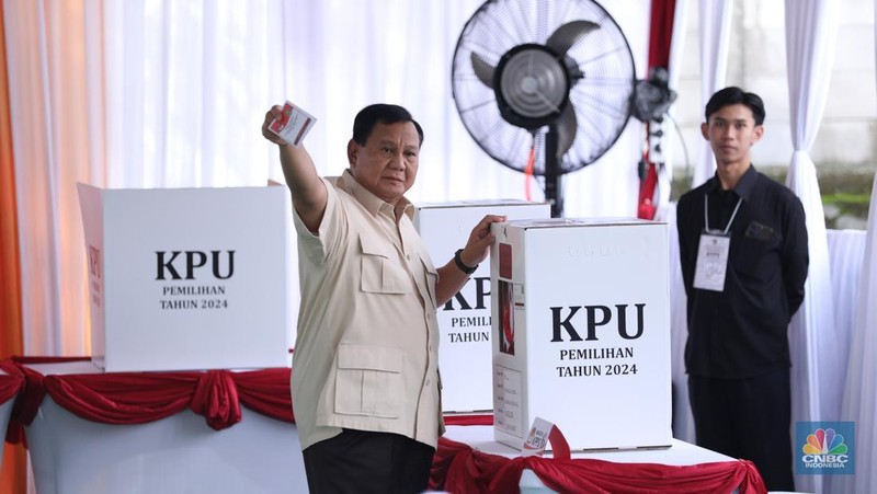 Presiden Prabowo Subianto sudah menunaikan hak pilihnya dalam pilkada serentak 2024 di TPS 08, Desa Bojongkoneng, Babakan Madang, Kabupaten Bogor, Provinsi Jawa Barat, Rabu (27/11/2024). (CNBC Indonesia/Tri Susilo)