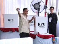 Penampakan Prabowo Berkemeja Cokelat Nyoblos di TPS Bojongkoneng