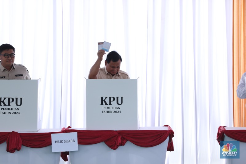 Presiden Prabowo Subianto sudah menunaikan hak pilihnya dalam pilkada serentak 2024 di TPS 08, Desa Bojongkoneng, Babakan Madang, Kabupaten Bogor, Provinsi Jawa Barat, Rabu (27/11/2024). (CNBC Indonesia/Tri Susilo)