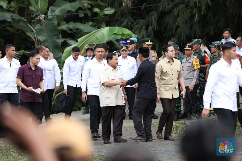 Presiden Prabowo Subianto sudah menunaikan hak pilihnya dalam pilkada serentak 2024 di TPS 08, Desa Bojongkoneng, Babakan Madang, Kabupaten Bogor, Provinsi Jawa Barat, Rabu (27/11/2024). (CNBC Indonesia/Tri Susilo) Presiden Prabowo Subianto sudah menunaikan hak pilihnya dalam pilkada serentak 2024 di TPS 08, Desa Bojongkoneng, Babakan Madang, Kabupaten Bogor, Provinsi Jawa Barat, Rabu (27/11/2024). (CNBC Indonesia/Tri Susilo)