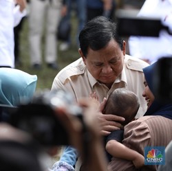 Gebrakan Prabowo Sebulan: Naikkan Gaji Guru 100%, UMP 6,5%