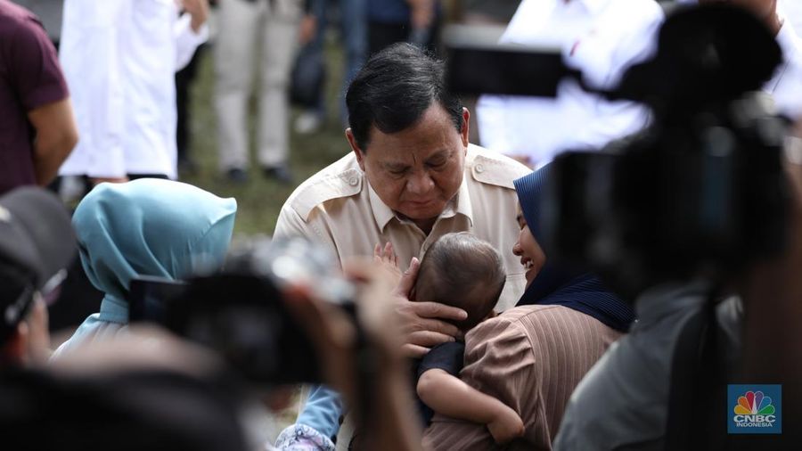 Presiden RI Prabowo Subianto telah menggunakan hak pilihnya pada Pilkada Jawa Barat dan Pilbup Bogor 2024 di TPS 08, Desa Bojong Koneng, Kabupaten Bogor, Jawa Barat, Rabu (27/11/2024). (CNBC Indonesia/Tri Susilo)