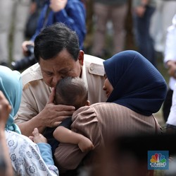 Momen Hangat Prabowo & Warga Usai Nyoblos Pilkada, Cium Anak Kecil
