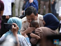 Momen Hangat Prabowo & Warga Usai Nyoblos Pilkada, Cium Anak Kecil
